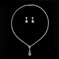 Grezns rotaslietu komplekts iziešanai un svētkiem Grezns rotaslietu komplekts iziešanai un svētkiem